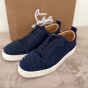 Louboutin skor - Ett par fräscha Christian Louboutin skor i storlek 43 men passar även 42/41 då dom är små i storleken