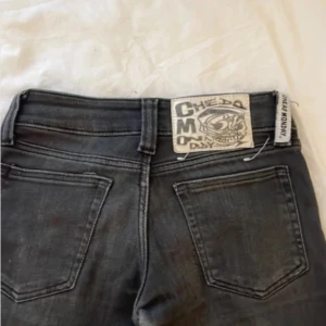 jättesnygga cheap monday jeans - säljer dessa as snygga svarta cheap monday jeans från weekday, knappt använda. pris kan självklart diskuteras!💞