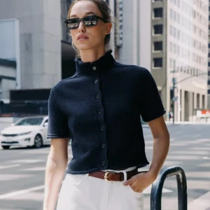 Marinblå stickad tröja  - En tjockt stickad tröja från Zara i marinblått❤️ Jättefin kofta nu till hösten. Storlek M men skulle säga att den passar xs-m. Går att vika ner kragen och styla lite olika ❤️ helt ny utan prislapp! 