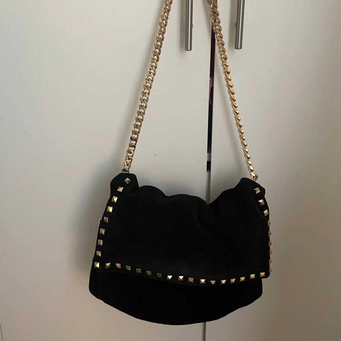 Svart axelväska med nitar