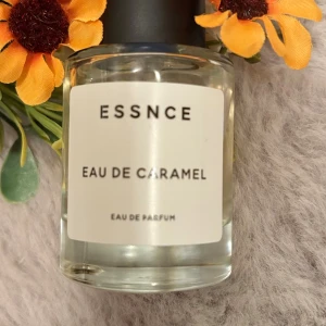 Essnce Eau de Caramel Parfym - Eau de Parfum från ESSNCE med namnet Eau de Caramel. Doftar väldigt gott har hunnit använda lite och mina vänner har också fått testa. Men nu får den gå vidare då jag inte kommer använda den mer.