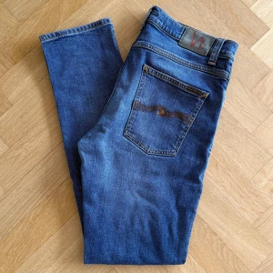 Blå jeans från Nudie Jeans, 32/30 - Tja! säljer ett par skitsnygga klassiska blå jeans från Nudie i storlek W32 L30.  Jeansen är i modellen Lean Dean och är alltså i rätt slim fit passform. Trots det är dom luftiga och sjukt bekväma! Skriv för fler bilder så löser jag det 🙌🏼