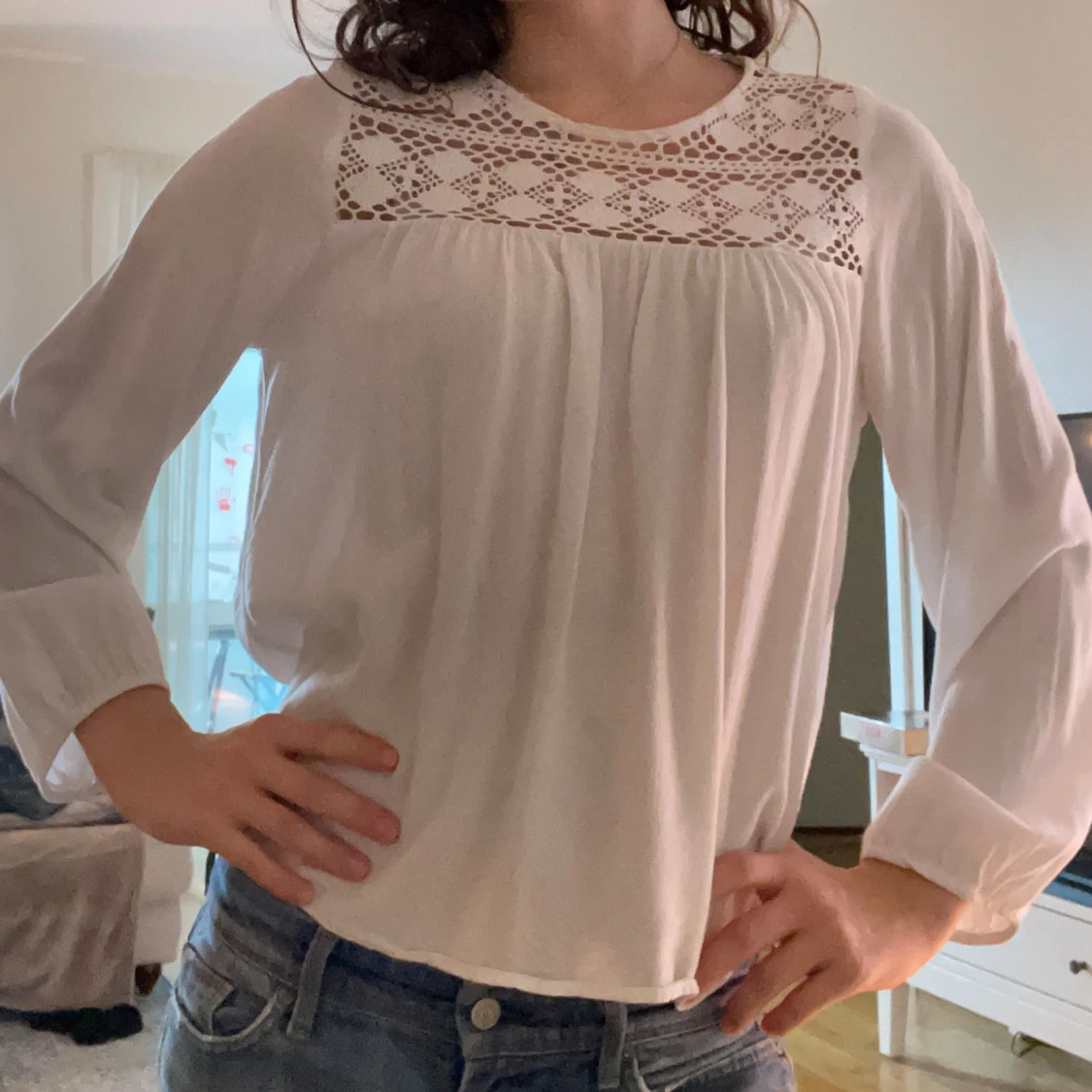 Vit blus med spetsdetalj - 1