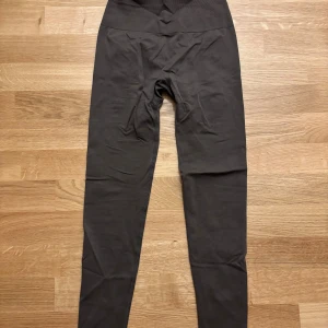 Bruna leggings från Relode XS - Säljer ett par bruna leggings från Relode i storlek XS. De har hög midja och är tillverkade i ett stretchigt material som passar perfekt för träning. Diskret logga på linningen och tight passform som framhäver benen.