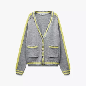 Grå kofta från Zara med gula ränder - Superfin grå kofta från Zara med ljusgula ränder i nyskick. V-ringad med knappar framtill och två fickor. Stickad i mjukt material, loose passform och långärmad🤗🤗