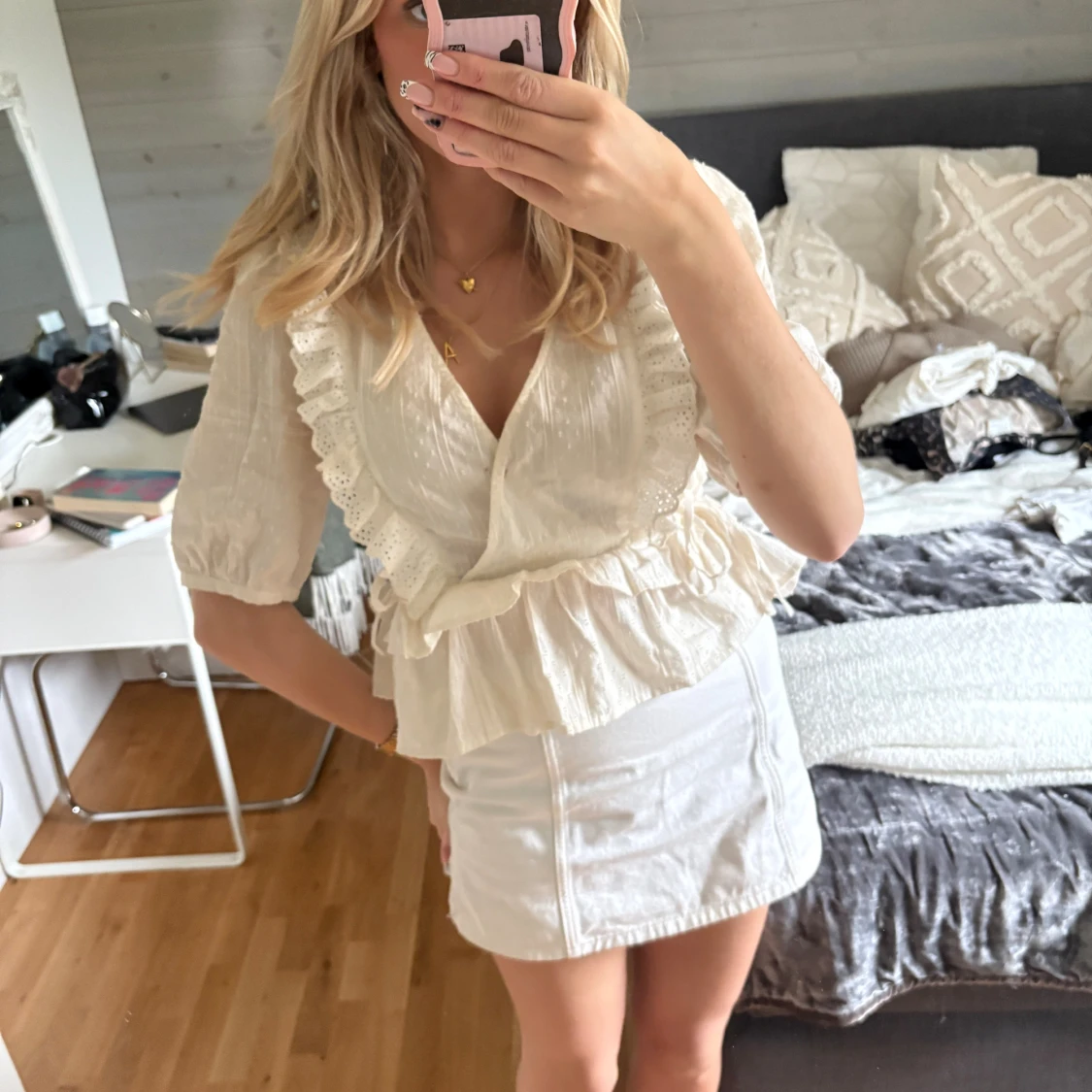 Vit omlottblus med volang och spets - 1