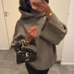 Grå oversized hoodie i ullmix - Mysig oversized hoodie med breda ärmar och stor huva. Tröjan är i mjuk ullmix och har en avslappnad passform 🧚🏾‍♀️