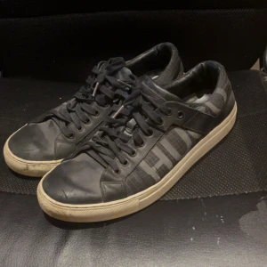 Svarta sneakers från Hugo Boss - Svarta sneakers från Hugo boss i helt okej skick om du undrar något så är de bara o höra av dig mvh Anton 