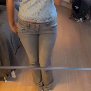 Ltb valerie lågmidjade jeans - Snygga grå LTB i modellen valerie, jeans med bootcut passform och låg midja. Jeansen har klassisk femficksdesign, knapp och dragkedja framtill. Materialet är mjukt och stretchigt jeans, perfekt för dig som gillar en avslappnad men stilren look. Inga defekter alls. Slutsålda!!!!