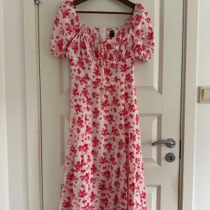 Blommig klänning - Blommig sommarklänning. Endast använd 2 ggr. 🩷