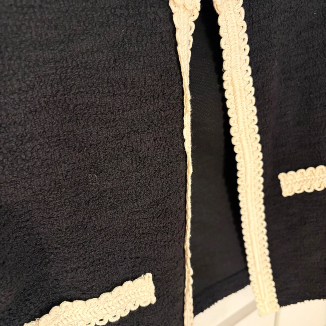 Svart kortärmad inne jacka med vita detaljer - 2