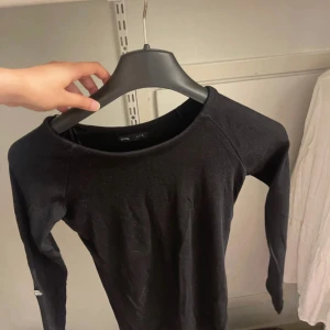 Svart långärmad tröja med kattmotiv - Svart långärmad tröja från Reses i storlek S. Tröjan har ett gulligt broderat kattansikte med rosa nos och vita detaljer på ena ärmen. Mjuk och skön bomullskvalitet med rund hals. Perfekt för dig som gillar söta detaljer!