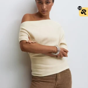 Stickad off shoulder topp - Säljer den fina topp från Gina då jag inte tyckte att den passade mig riktigt men han dra bort lappen innan jag hade bestämt mig för vad jag tyckte. Den är endast provad och inte använd
