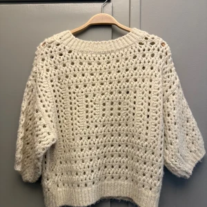 Vit stickad tröja med hålmönster - Vit stickad kortärmad tröja från Zara med hålmönster💕