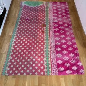 Bäddöverkast från Ab Smålands - Unikt överkast från Ab Smålands (det är den på första bilden). Nypris 995kr, säljer för 800kr. 150x227,5cm