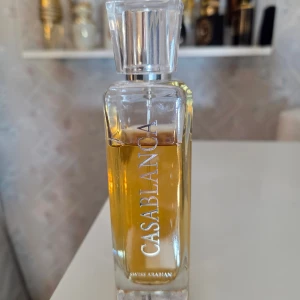 Casablanca  - Swiss arabian! Fullt mogen och stark i doften. Toppnoter är äpple och vindruvor Hjärtnoter är vita träslag, patchouli och iris; Basnoter är karamell, bärnsten, suede, mysk och perubalsam.