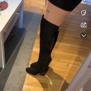 Boots - Jätte fina men jag har ett par andra ja gillar bättre sen är plattorna under klacken borta men de syns inte när man går med dem osv