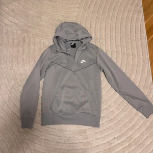 Nike half zip hoodie/kofta - Tagit väl hand om den. Inga skador i väldigt gott skick. Storlek S passar även vissa som har M. 