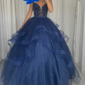 Quinceañera klänning / bal klänning 💙 - Quinceañera klänning köpt från Argentina, kommer med en korsett som är knytbar, en stor kjol med en ställning separat och en liten kjol! Fint skick, använd en gång, kan skickas fler bilder privat 💞