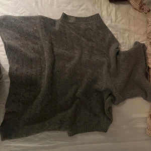 Stickad polo tröja  - Mörk grå stickad polo tröja utan armar i storlek xs från polo Ralph lauren 