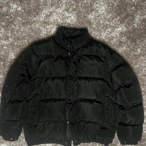 Corteiz bolo puffer jacka - En riktigt fin jacka från Corteiz i storlek L men passar M. En svart jacka med en svart Corteiz logo. Riktigt fin passform 