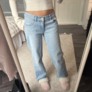 A Brand jeans - Jättesnygga straight jeans från A Brand i jättebra skick då de båda användes några gånger , säljer åt min syster 💕 uppsydda i butik så de passar 160! Nypris 1099kr