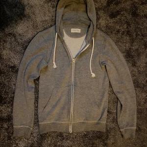 Pier one hoodie - Det är en grå zip hoodie ifrån märket pier one. Passformen är slim.