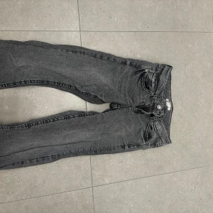 Grå jeans - Med knappar på fickorna