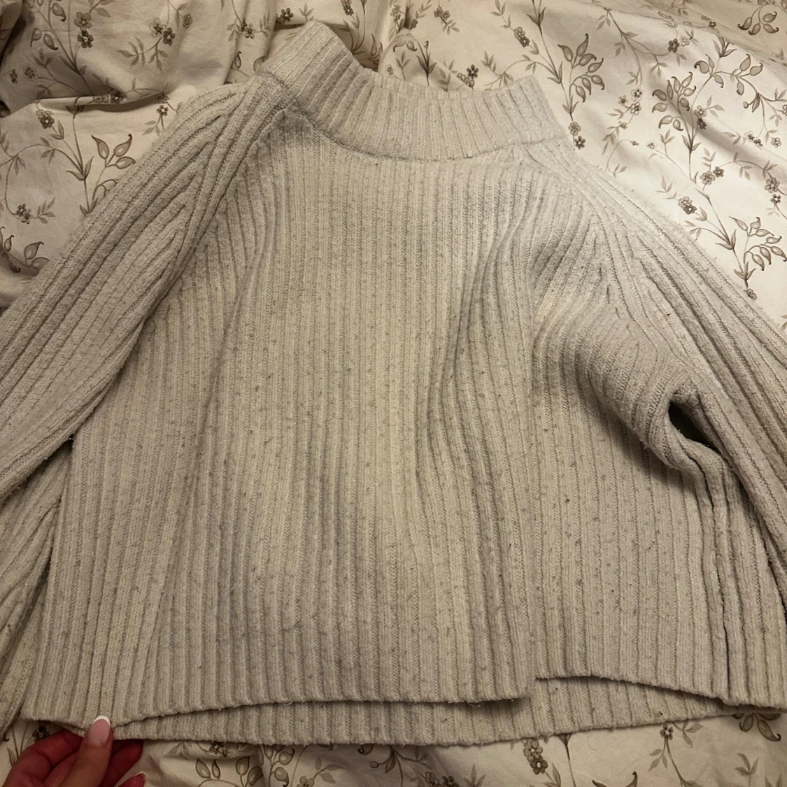 Vit ribbstickad polotröja - 1