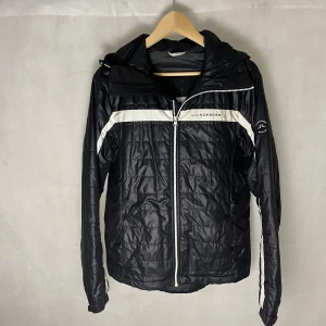 J Lindeberg jacka - Riktigt soft höst jacka av j Lindeberg. Modellen är 185. Fint skick. Storlek M.