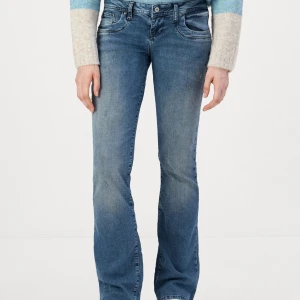 Lågmidjade LTB jeans - Säljer nu mina LTB jeans då dom tyvärr ej passar mig längre. Dom är så gott som helt oanvända och har inga defekter vad jag kan se. Dom är i längden 34!! Bara att skriva om ni har någon fundering😘🥰
