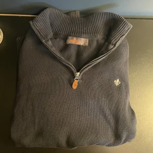 Morris half zip - Säljer denna snygga Morris half zipen i storlek M. Hyfsad skick men något tecken på användning, inga tydliga defekter dock. Snygg mörkgrå färg och perfekt nu inför kallare dagar! Nypris ≈ 2000 kr, mitt pris 399. Hör gärna av dig innan köp!🙂 
