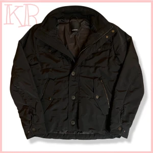 J.Lindeberg Feild Jacket - tvääärfet feild jacket från j lindeberg, zippen kan va lite seg men annars inga skador👏