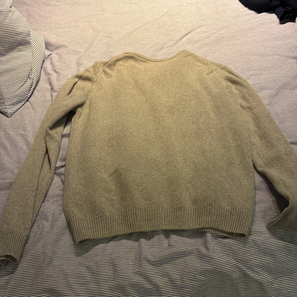 Beige stickad tröja med rund hals - 1