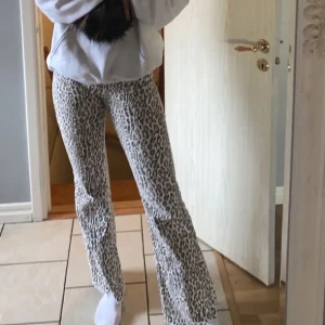 Leopard jeans - Leopard jeans från nakd!! Har vikt ner de så att de ska bli längre! Jag är 178 för referens🥰bra skick!!