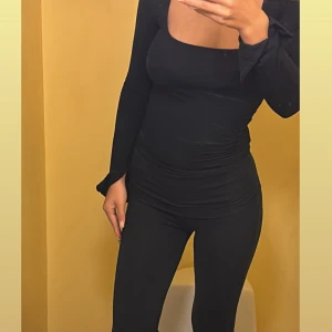 Marinblått yoga pants set  - Två delad set, yoga pants tillsammans med topp som har slits i färgen marinblått. Köpta nyligen använt en gång 