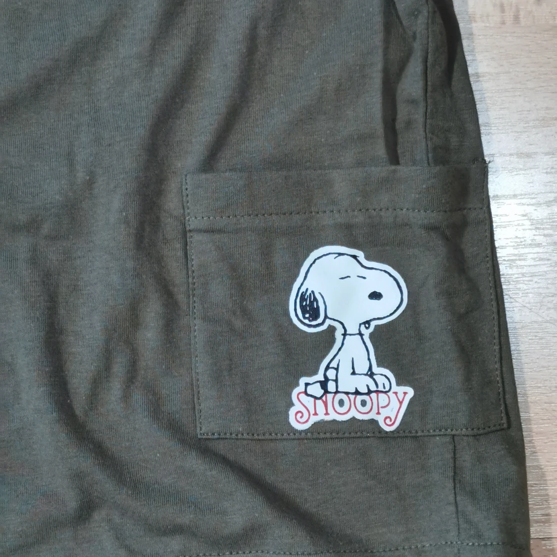 Olivgröna Snoopy pyjamas i 2 delar  - 1