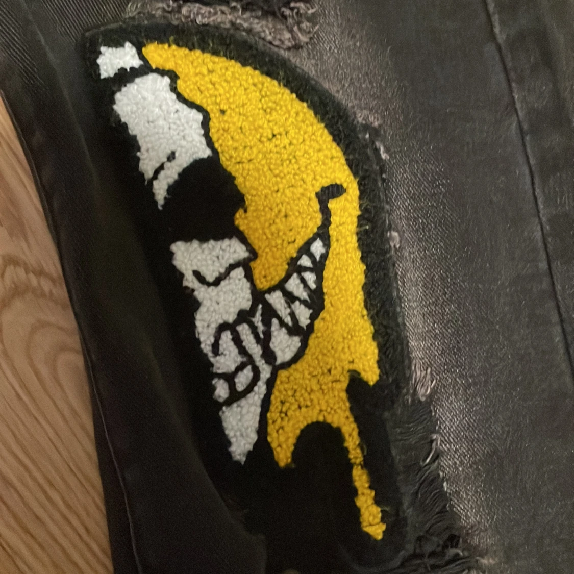 Svarta jeans med smiley-patch och slitningar - 2