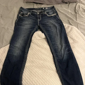 Miss Me jeans - Jeans med låg till medel midja. Straight fit. Nypris 2200kr. Jeansen är i nyskick! 