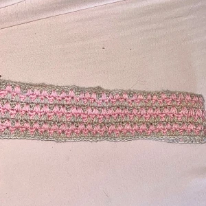 Stickat rosa och beige pannband - Snyggt handstickat pannband i mjuk ullmix med rosa och beige färger. Mönstret är diskret och ger en cool struktur. Perfekt för dig som vill ha något unikt och varmt på huvudet. Passar dig som gillar stickade accessoarer med lite färg. 