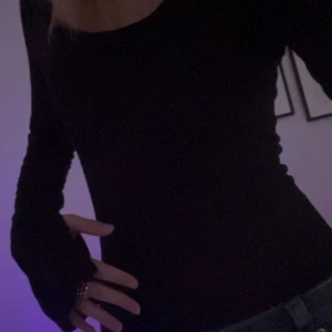 Gina tricot svart tröja - Fin svart tröja som är u-ringad och är vid längst ner på ärmarna. Från Gina Tricot storlek S, passar XS. Använts flera gånger men är som ny. Pris går att diskutera 💕