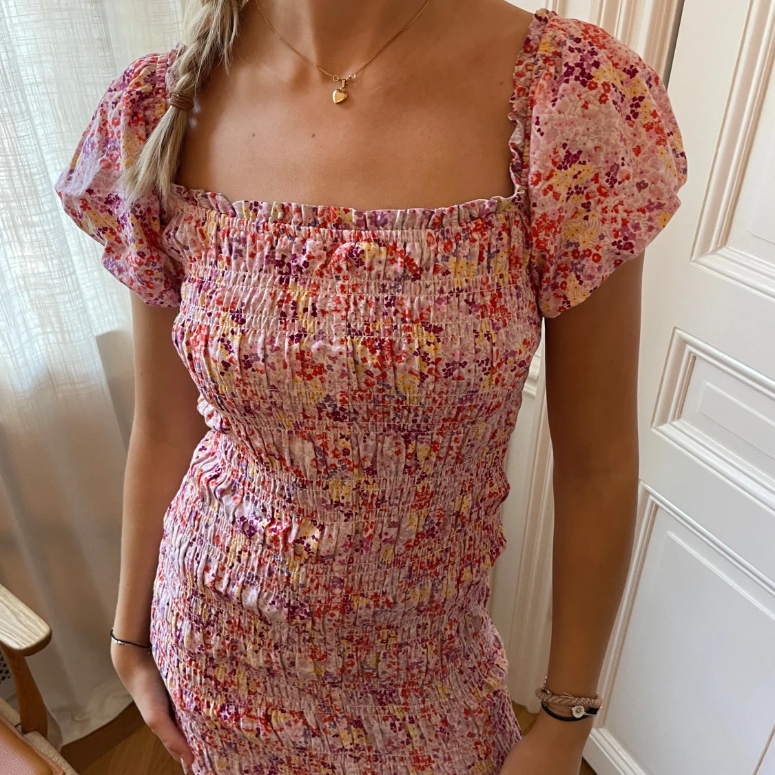 Blommig kortklänning med puffärm - 2