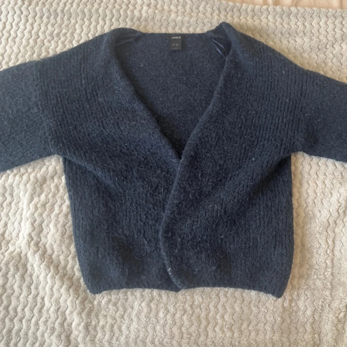 Mörkblå stickad kofta