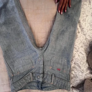 Ljusblå jeans  - Jeans från Polen Vinted som tyvärr var försmå för mig. De går att vända på åt båda håll och har inga fickor. Midjemått rakt över 35 och innerbenslängd 84cm❤️