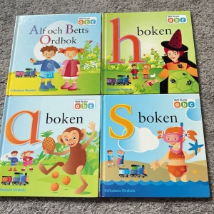 Mitt första abc: Alf och Betts Ordbok, h-boken, a-boken, S-boken - Fyra färgglada och roliga böcker som gör det kul att lära sig alfabetet! Perfekt för dig som vill upptäcka bokstävernas värld med lekfulla illustrationer och spännande teman. Passar unga läsare som vill ha en kreativ start på sin läsresa.