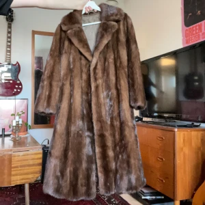 Brun mink pälsjacka från Lennart Ekwall - Säljer en lång, klassisk brun minkpälsjacka från Lennart Ekwall. Jackan har bred krage, raka ärmar och snyggt broderat innerfoder. Fickor finns också på utsidan. Jackan är perfekt under kalla dagar.