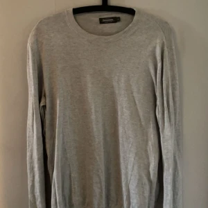 Sweatshirt från dressmann - En stilren ljusgrå långärmad tröja från Dressmann i mjuk Supima-bomull. Tröjan har rund halsringning och en enkel, clean design som passar perfekt till jeans eller chinos.