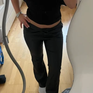 Svarta Skinbyxor från Madlady  - Säljer ett par svarta byxor. Materialet är mjukt och har lite glans. Iprincip nyskick, använda fåtal gånger 