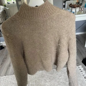 Stickad tröja - Säljer en beige/brun stickad tröja från zara i storlek s/36. 