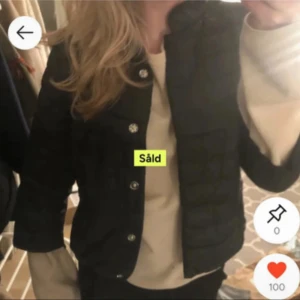 Svart 3/4 jacka - Svart, kort pufferjacka från Amisu med quiltad design och raka, trekvartsärmar. Jackan har rundad krage, snygga silverfärgade knappar och dragsko nertill för en cool passform. Perfekt för lager-på-lager och streetstyle.